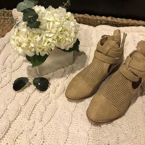GREAT CONDITION Tan Beige Flat Ankle Booties. 8.5